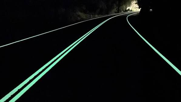Señalamiento vial fotoluminiscente visible de noche
